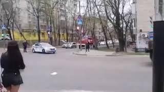 В Хабаровске полиция не пропускает пожарную машину, пока военная колонна едет на репетицию парада