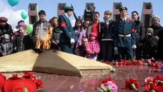 У ВЕЧНОГО ОГНЯ  МУЗЫКА ВАЛЕРИЯ САПАРОВА.wmv