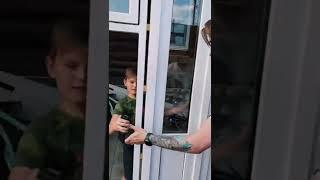 Школьник отнял айфон. Прикол. Макс Ващенко