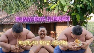 SUNGADI MAKAN MIE AYAM