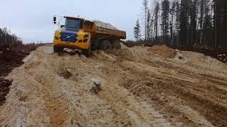 Отсыпка первого слоя дороги на подъем к кусту самосвалами Volvo A35