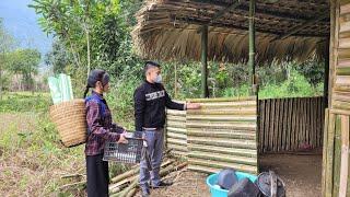 Poor orphan girl Tieu Bong finished the kitchen door with the help of her kind uncle.