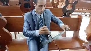 cooperador de jovem tocando com serrote.