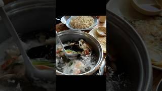 손님들이 제발 그만 달라고 애원하는 산더미 해물 국수정식 / korean street food