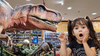 DINOSSAURO NA LOJA DE BRINQUEDOS TOYSRUS EM PORTUGAL - Gigi Tanzi