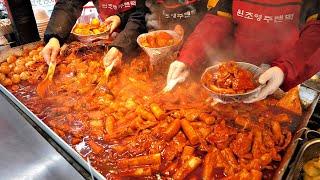 This is an authentic Korean tteokbokki with 40 years of history!! / korean street food