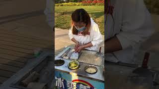 Make soft ice cream rolls for lady #hmdelish #friedicecream #yummydessert #icecreamrolls