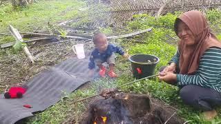 Bakar ayam bersama keluarga berkegiatan bersama pakde di kebun