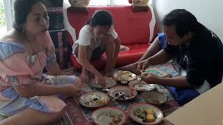 Makan enak bareng papa mama padahal lauknya cuma ini tapi karena enaknya makan jadi terasa nikmat