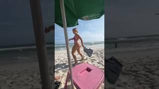 Estou na praia/ olhem só!! #mariaantonia #tiktok #vlogsdiario #praia #bikini #mulher #foryou