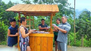 Making colorful sticky rice cakes from natural leaves to sell on a homemade mobile cart
