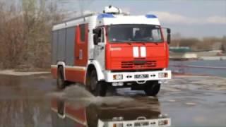 Пожарный КАМАЗ с насосом Rosenbauer подает воду