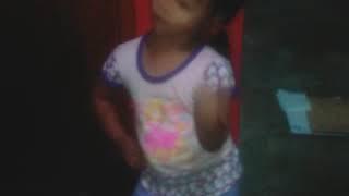 Mi pequeñita bailando las canciones actuales