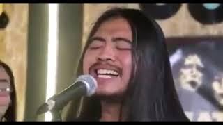 la cancion que no se entiende ,rock asiatico , te llega al corazon este tema,el chino cantando