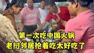 在老撾農村做中國火鍋，老撾鄰居搶著吃，第一次吃太好吃了！