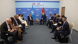 “Antonio, we need peace very much!” // Lukashenko gifts a stork sculpture to Guterres!