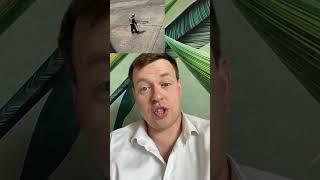 Сотрудник аэропорта Кагосимы развлекает пассажиров