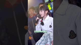 怀旧儿歌《童年》和小萝莉的合唱 你是不是和我们一样同款刘海呀……#抖音神曲 #翻唱 #音乐 【小鸭子老师官方频道】