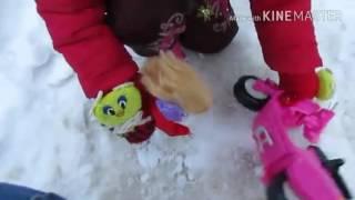 #Милана играет с куклой барби на лыжах/#Milan plays with a doll Barbie on skis