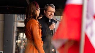 King Frederik and Queen Mary sing during their Holstebro municipality tour. #danishroyals #queenmary