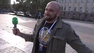 Ведучий кропивницького телеканалу влаштував конкурс на площі й віддав 100 євро переможцю