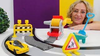 Spielspaß mit Knete - Nicole hilft die Straße zu reparieren - Spielzeugvideo für Kinder