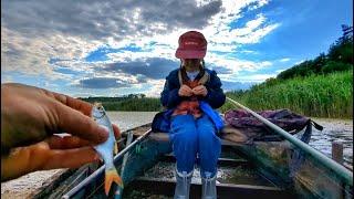 Решили с дочкой порыбачить, на деревянной лодке