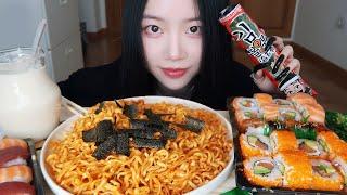 ASMR SPICY CHEESE FIRE NOODLESSALMONTOBIKO FLYING FISH ROE SUSHI 치즈 까르보 불닭볶음면 날치알 연어초밥에 먹방 サーモン寿司