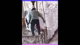 ACCIDENT: MATERIAL UNLOADING HAZARD. #familyfirst #safetyfirst #hazard #catalyst #engineering #crane