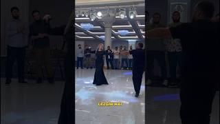 ДЕВУШКА ИЗЯШНО ТАНЦУЕТ НА ЛОВЗАРЕ #shorts