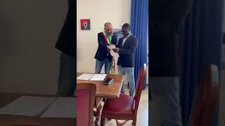 Ibrahima Sanou, il giuramento per la cittadinanza italiana a Minturno col sindaco Stefanelli.