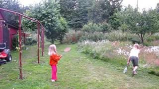 Selma, Tilda & Anna spelar badminton