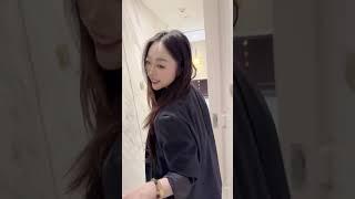 心爱的女人牵着我的手向前走