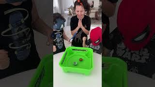 Captain America VS Spider Man - PLAYING BEYBLADE   #valentinapontesofc