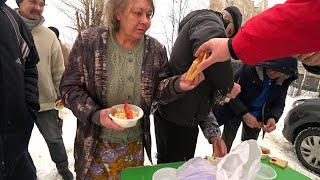 НАКОРМИЛИ БЕЗДОМНЫХ ЛЮДЕЙ