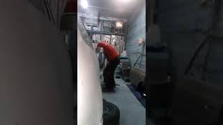 Чувак зажигает под "Ленинград"
