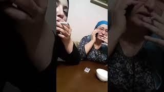 Мать и сестра Тумсо курят сигареты