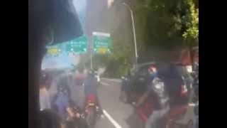 Automobilista assalito dai biker