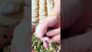Making process of beautiful pine cone marks on dumpling skins