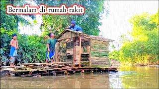 Camping hujan deras|| Membangun rumah rakit di tengah sungai,hujan lebat di malam hari.