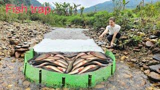 Full video of Ana's 30 days of making fish traps in a natural stream. And caught a lot of fish.