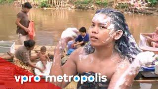 Bathroom boat in Indonesia - vpro Metropolis 2011