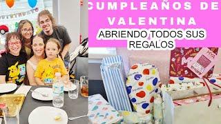 Cumpleaños de Valentina, abriendo regalos