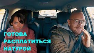 Психически озабоченная пассажирка в такси / Mentally preoccupied passenger in a taxi