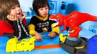 T-REX DEVORADOR DESTRUCTOR  de HOT WHEELS CITY con Dani y Evan