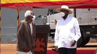 MUSEVENI GIVES 2O MILLIONS TO TWO OLD PEOPLE