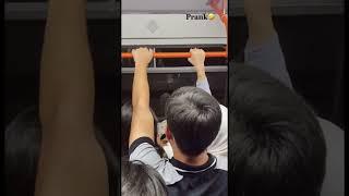 Toshkent metrosida tiktoker yigit qizlarga shilqimlik qilib “prank” oldi