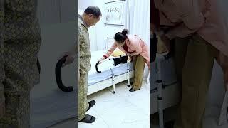 The elderly at home have difficulty getting up. It is necessary to install a bedside handrail