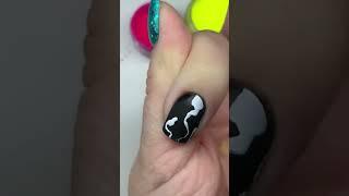 Неоновый маникюр яркими цветными пигментами #shorts #nails #nailart