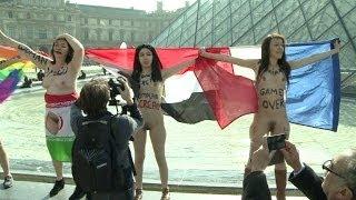 Mulheres nuas protestam no Louvre